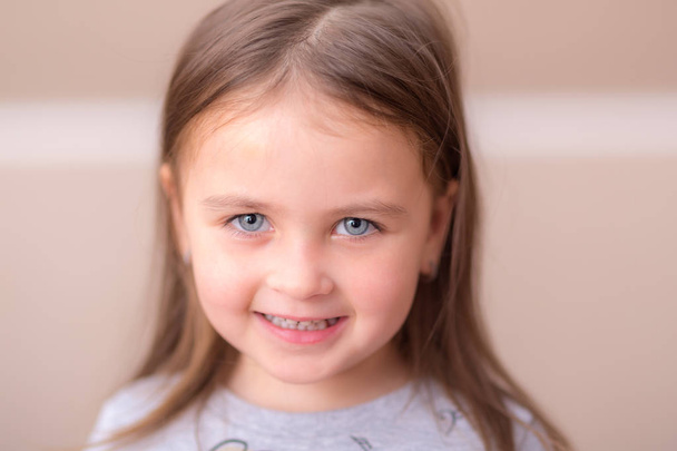 Porträt eines kleinen Mädchens - Foto, Bild