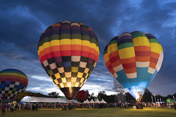 Heißluftballons bereiten sich darauf vor, bei Sonnenuntergang oder Sonnenreis aufzusteigen - Foto, Bild