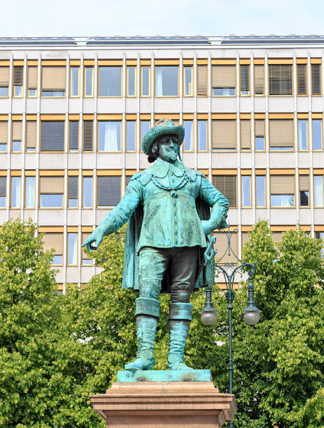 Oslo, Norvegia. Statua del re Cristiano IV a Stortorvet a Oslo
  - Foto, immagini