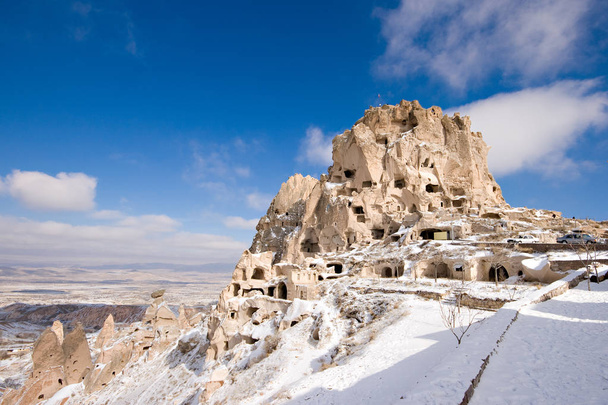 Древний замок Каппадокия под снегом, расположенный в средней части Турции
.  - Фото, изображение