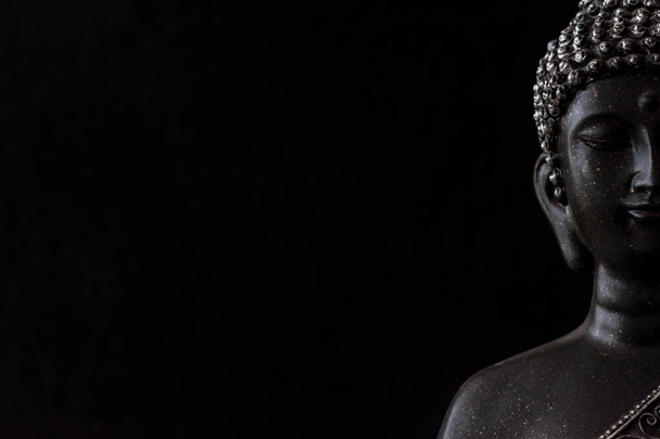 Siyah arkaplanda Buda figürü - Fotoğraf, Görsel