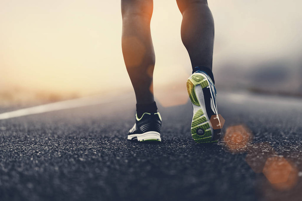 cerrar los zapatos deportivos de un corredor en la carretera para un estilo de vida saludable fitness
. - Foto, imagen