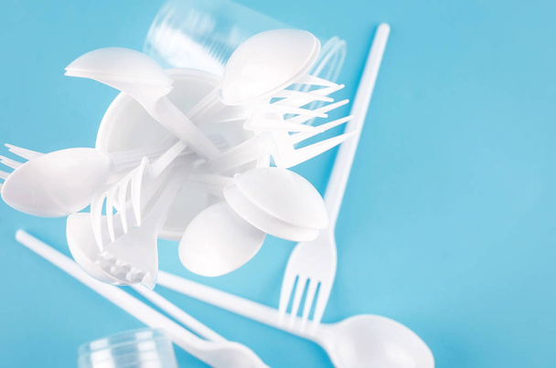 White plastic disposable tableware   - Foto, imagen
