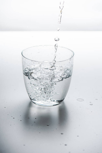 きれいな水のガラス - 写真・画像
