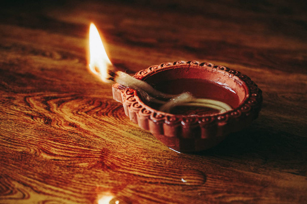 diwali Festival Lampe auf Holz Hintergrund - Foto, Bild