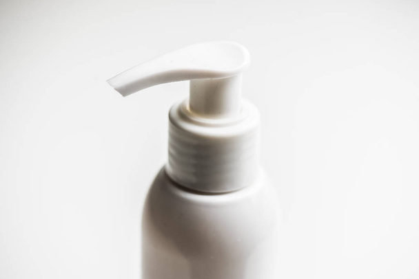 Recipiente com dispensador para cosméticos líquidos
 - Foto, Imagem