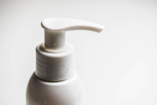 Sıvı kozmetik için dağıtıcısı olan bir kap - Fotoğraf, Görsel