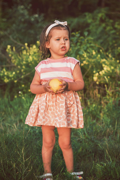 Эмоции смешная маленькая девочка каштановые волосы с ободком бинта в полосатой белой розовой верхней кричать близко
 - Фото, изображение