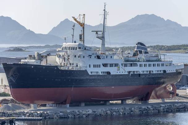 historische cruiser aan wal bij Stokmarknes, Noorwegen - Foto, afbeelding