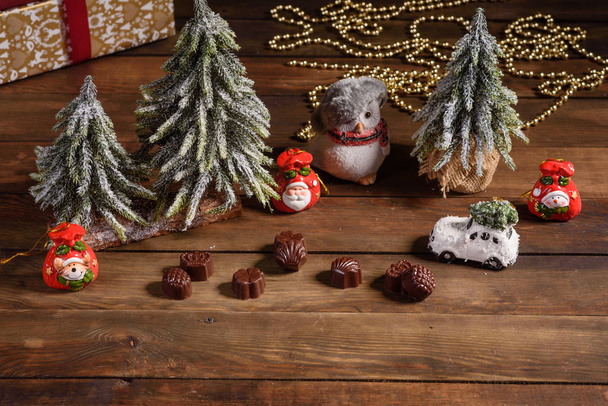Assortiment de bonbons au chocolat fin, fond de bonbons au chocolat blanc, noir et au lait. Intérieur de Noël avec coffrets cadeaux et feux de Noël
 - Photo, image
