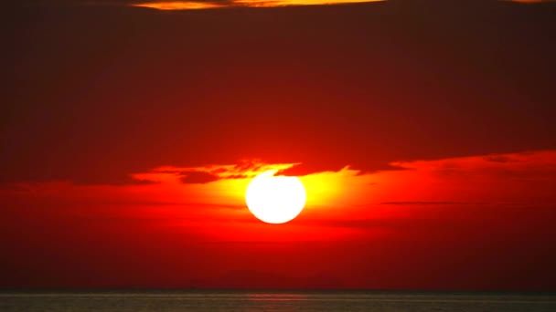 západ slunce zpět ostrov na oceánu oranžová červená obloha čas vypršel - Záběry, video