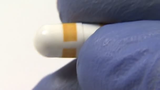 medicamento cápsula de la droga en el primer plano extremo
 - Imágenes, Vídeo