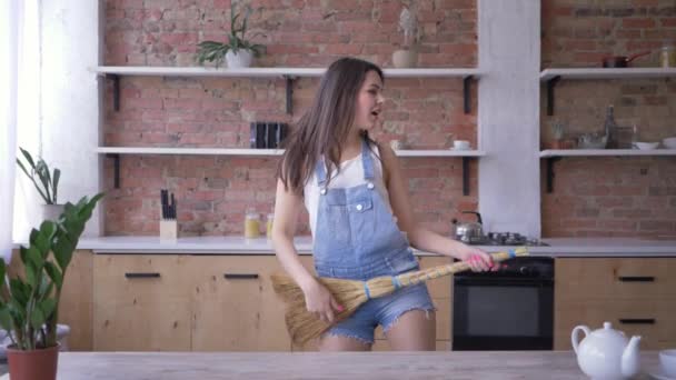Limpieza general, ama de casa loca hembra con escoba toca como la guitarra durante las tareas domésticas
 - Metraje, vídeo