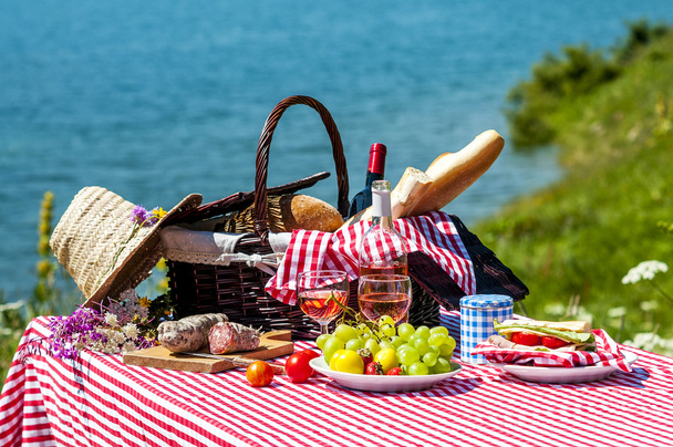 Çimlerde piknik - Fotoğraf, Görsel
