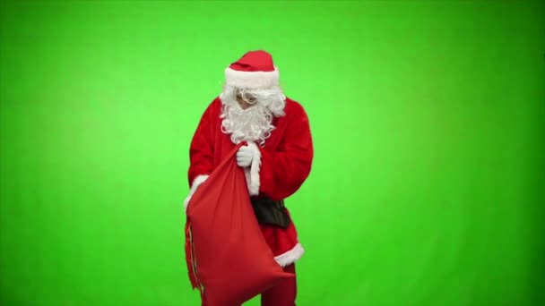 Santa Claus getting presents out of his bag. chroma key - Filmagem, Vídeo