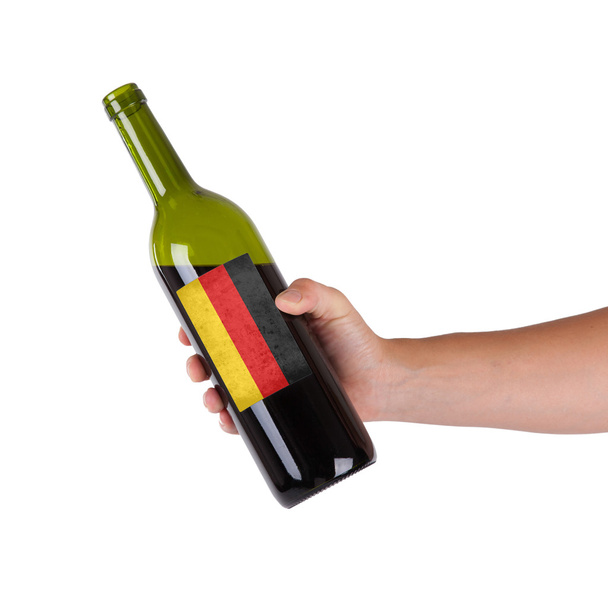 Tenendo in mano una bottiglia di vino rosso
 - Foto, immagini