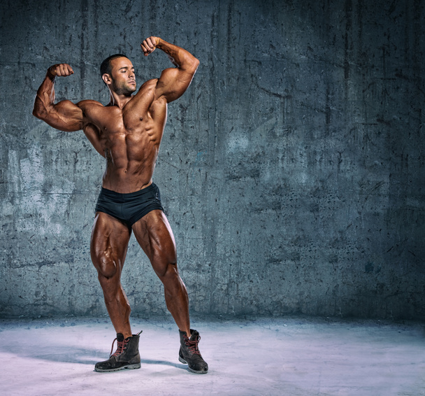 Przystojny kulturysta mięśni Flexing Muscles - Zdjęcie, obraz