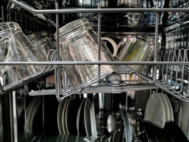 mosogatógép mosószemüveggel - Fotó, kép