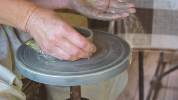 Handwerker kreiert Becher auf Töpferscheibe in Zeitlupe - Filmmaterial, Video