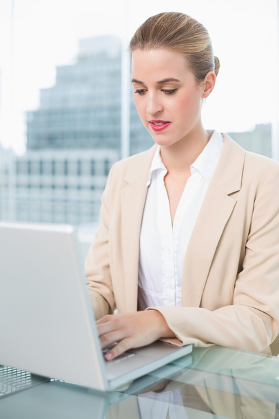 Mujer de negocios seria trabajando en su computadora portátil
 - Foto, Imagen