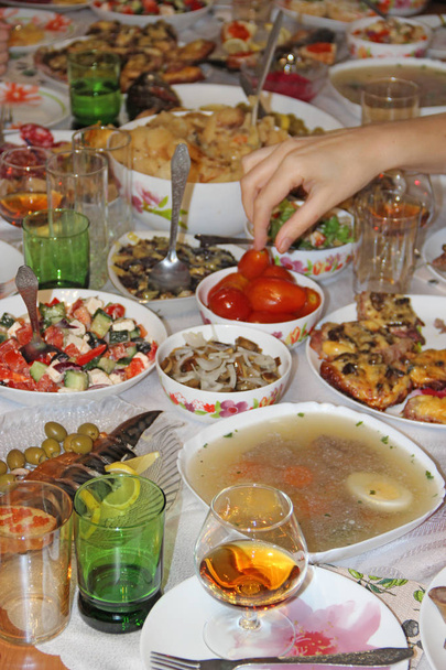 Tavolo festivo con piatti deliziosi. Molti cibi in tavola per le vacanze in famiglia
 - Foto, immagini