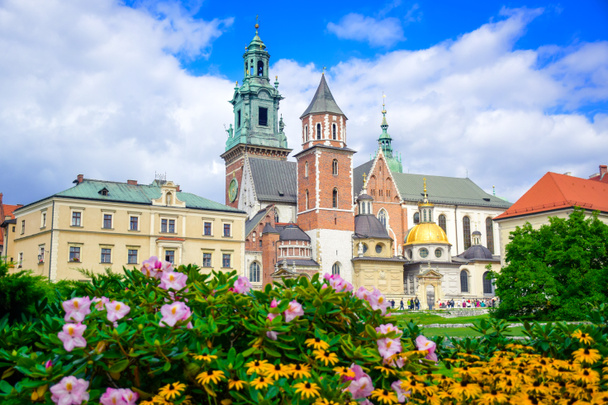 ポーランドのクラクフの中心部に位置する王室の城のレジデンス、正面に花の庭を持つWawelロイヤル城とWawel大聖堂 - 写真・画像