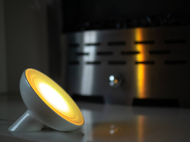Okos otthoni lámpa fény színes LED kandallóra - sárga - Fotó, kép