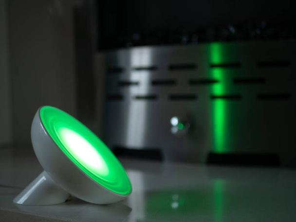 Smart Home Lampe Licht mit farbigem LED auf Kamin - grün - Foto, Bild