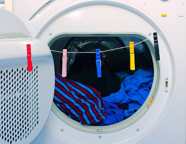 Bubnová sušička versus tradiční způsob sušení prádla.  - Fotografie, Obrázek
