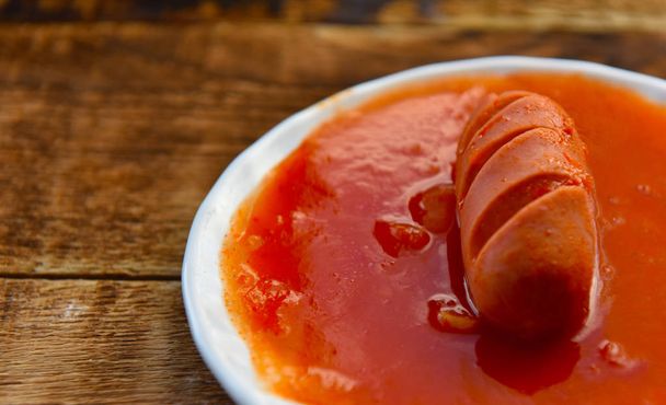 salsicce piccanti con tagli in salsa di pomodoro
 - Foto, immagini