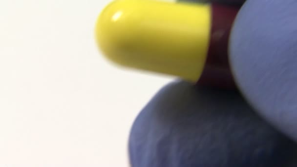 medicamento cápsula de la droga en el primer plano extremo
 - Metraje, vídeo