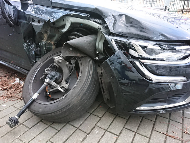 Crashed car. An accident caused one of the car's axles to break - Фото, зображення