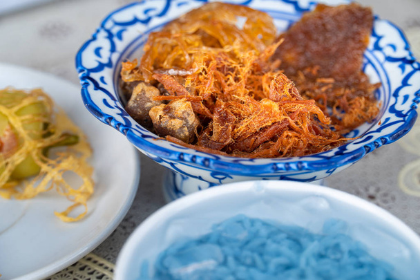 Сладкая соленая свинина и говядина, съеденные с Као Чхэ. "Khao Chae" - деликатесное меню для охлаждения от культуры мона до Таиланда
 - Фото, изображение