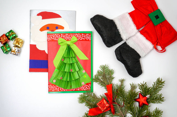 Feliz Navidad Santa Claus. Tarjetas de felicitación hechas a mano, santa roja
  - Foto, Imagen