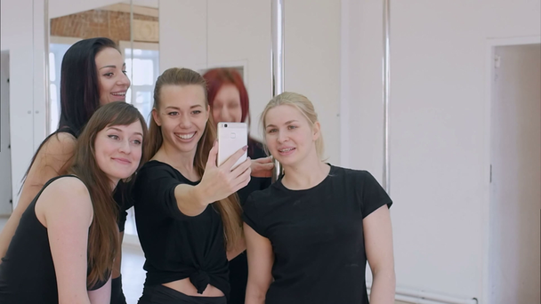 Güzel genç kadın bir pole fitness sınıf ara sırasında bir selfie alarak - Video, Çekim