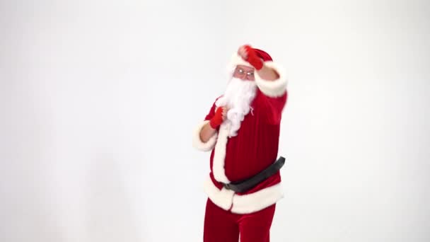 Christmas. Santa Claus on a white background in red bows for boxing and kickboxing fulfills blows. The image of a fighter. - Materiał filmowy, wideo