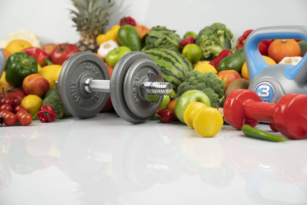 Concepto de fitness Nutrición saludable y equipo para ejercicios de fitness en el fondo blanco
.  - Foto, imagen
