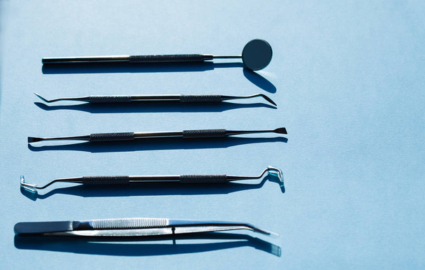 narzędzia dentystyczne na niebieskim tle: higiena i zdrowie stomatologiczne - Zdjęcie, obraz
