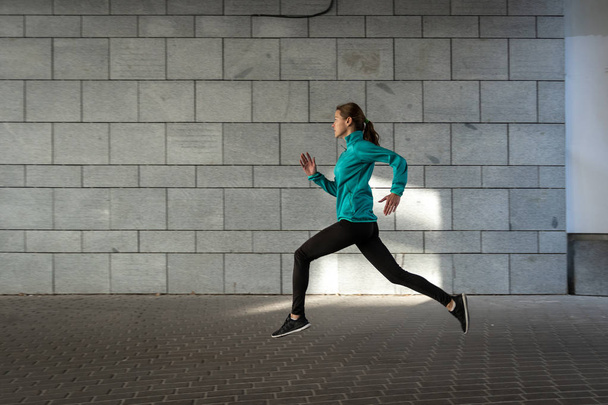 Giovane atleta adulto donna jogging all'aperto in città
 - Foto, immagini