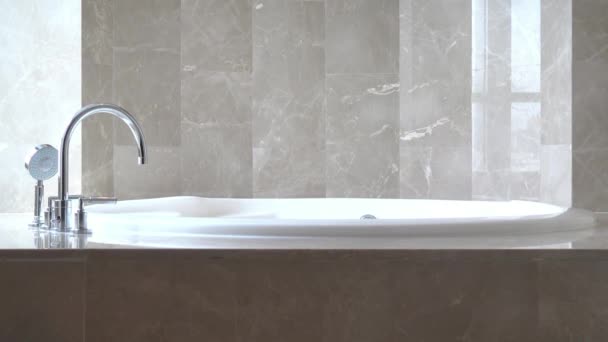 Fehér luxus üres fürdőkád. A fürdőszoba belseje - Felvétel, videó