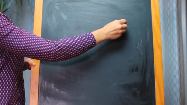 hand draws chalked euro sign on blackboard - Кадры, видео