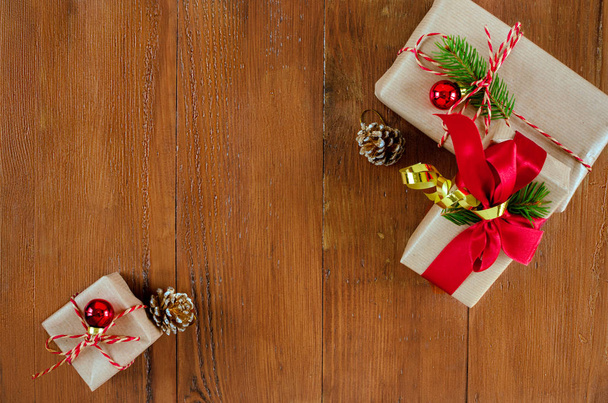 Χριστουγεννιάτικα δώρα σε ξύλινο τραπέζι και να αντιγράψετε χώρο. Χριστουγεννιάτικο φόντο. - Φωτογραφία, εικόνα