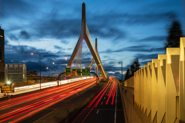 Alacakaranlıkta geçen araçların bıraktığı ışık yollu modern asma köprü. Boston anne, Usa. - Fotoğraf, Görsel