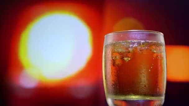 Het glas likeur draait rond met sirenes, begrip van gevaar voor dronken rijden. - Video