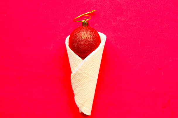 ワッフルコーンのクリスマスボール。クリスマスのコンセプト。最小限のコンセプト。垂直 - 写真・画像