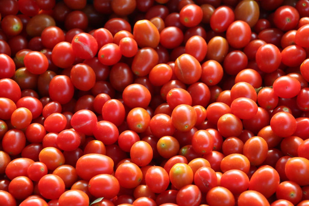 Finom vörös paradicsom. Nyári tálca piac mezőgazdaság gazdaság tele ökológiai zöldségek Ez lehet használni, mint a háttérben. - Fotó, kép