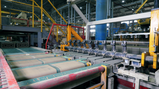 Bakstenen bewegen op een fabriekslijn in een faciliteit. - Video