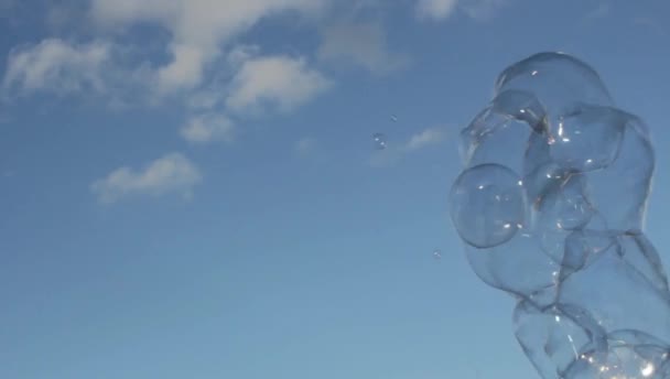 bańki bańki pływające mydło dryfować na niebieskim niebie z chmury materiał wideo, klip - Materiał filmowy, wideo