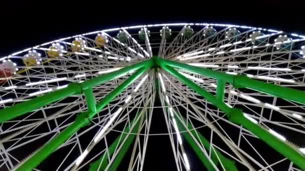 tour de roue de ferris éclairée filant la nuit lors d'un carnaval, parc d'attractions, parc à thème, foire, parc de sensations fortes. - Séquence, vidéo