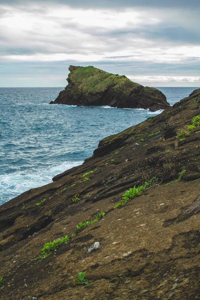 formazione rocciosa in riva al mare sull'isola di Sao Miguel, Azzorre, Portogallo
 - Foto, immagini